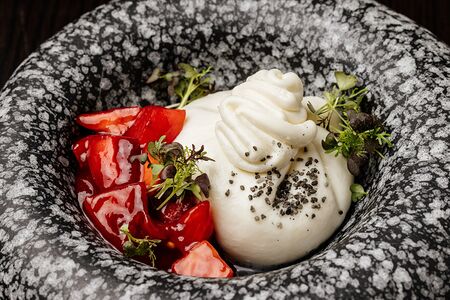 Буррата с ферментированными томатами