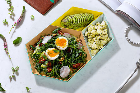 Гастробоул с моцареллой, авокадо и томатами черри