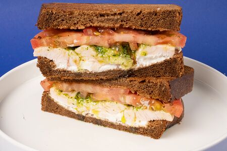 Сэндвич с копченой курицей, томатами и песто