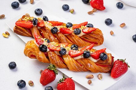 Слойка с ягодами