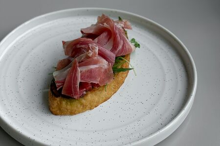 Брускетта с пармской ветчиной