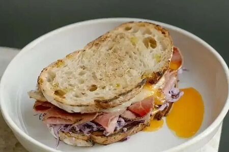 Сэндвич с пастрами и трюфельным маслом