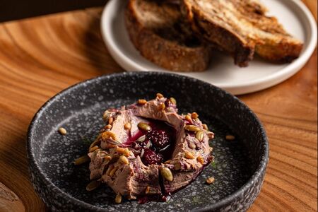 Пате из куриной печени с ежевикой