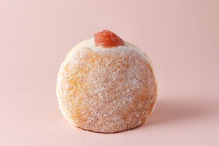 Пончик с клубничным джемом