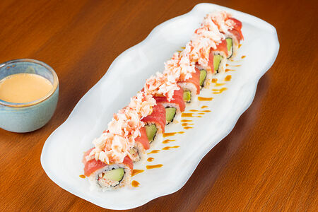 Ролл с тунцом и камчатским крабом