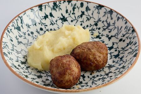 Куриные котлеты с картофельным пюре