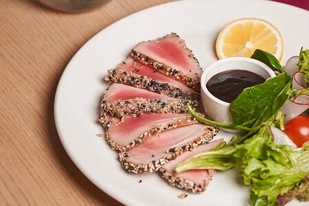 Стейк из розового тунца