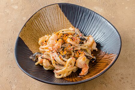 Вок с тигровыми креветками и японским удоном