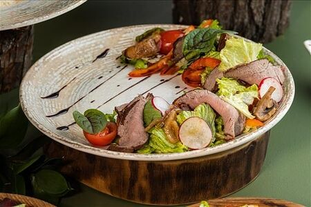Салат с ростбифом и овощами