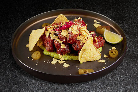 Крылья острые с начос, гуакамоле и халапеньо