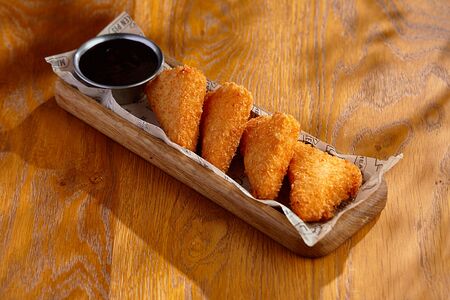 Жареный сыр чеддер с соусом из черной смородины