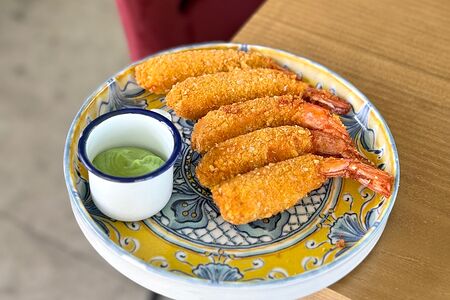 Хрустящие креветки с соусом васаби