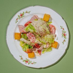 Томленая говядина с картофельным гратеном и соусом тоннато