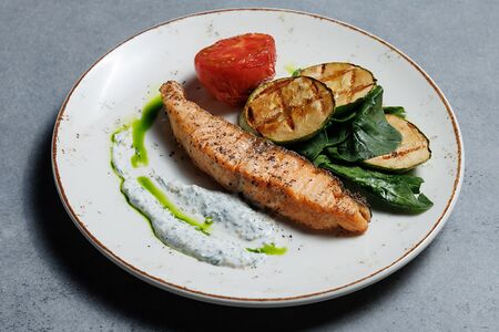 Стейк из лосося с цукини и томатом