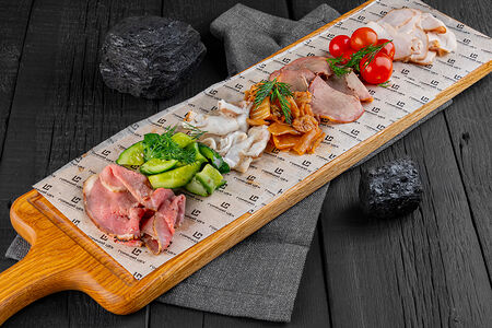 Ассорти из мясных деликатесов