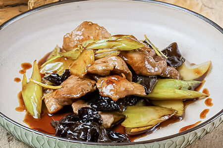 Свиные кусочки, обжаренные на воке с сельдереем