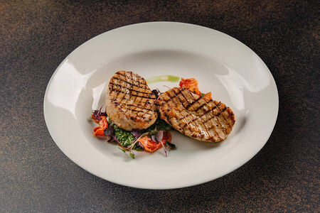 Бараньи яйца на гриле с песто из кинзы и вялеными томатами