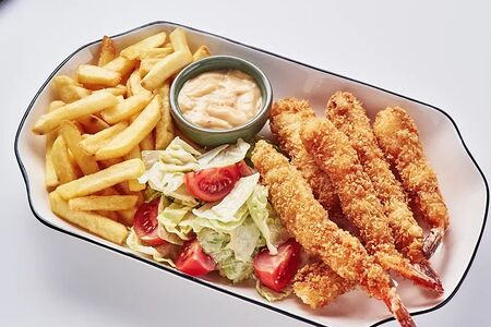 Креветки темпура с фри и салатом