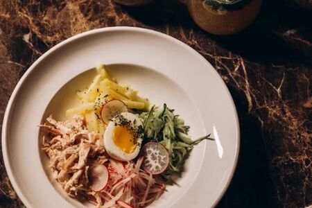 Окрошка с копченой курицей на квасе