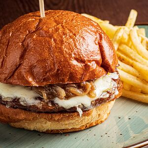 Бургер моцарелла с карамелизированным луком и картофель фри