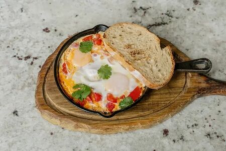 Шакшука со свежими томатами и перцем чили