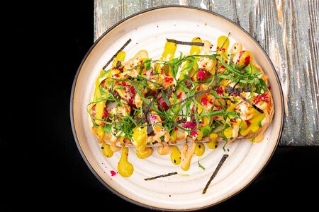 Брускетта с манго и креветкой