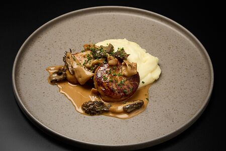 Куриные котлеты с лесными сморчками