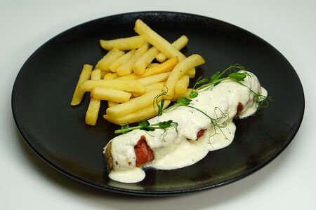 Цыплёнок в беконе по-аргентински под сырным соусом с картофелем фри