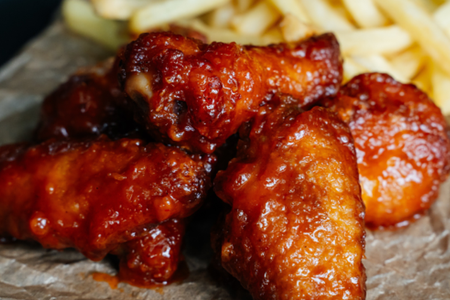 Острые куриные крылья с картофелем фри