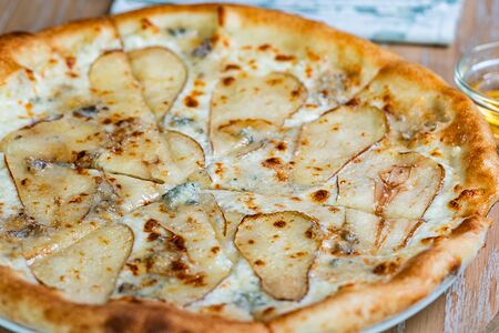 Пицца с грушей и горгонзолой