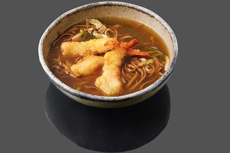 Лапша соба в горячем бульоне с темпурой