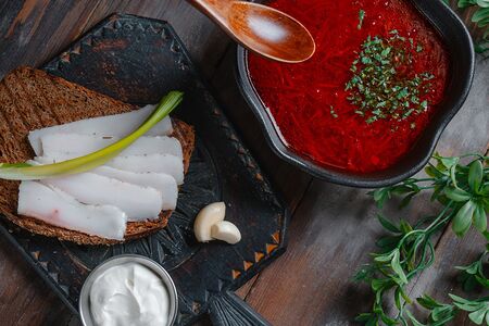 Борщ с говядиной и салом, чесноком, заварным хлебом и сметаной