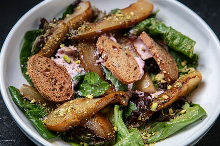 Салат с грушей и горгонзолой