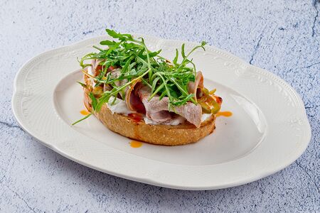 Брускетта с пастрами из говядины 