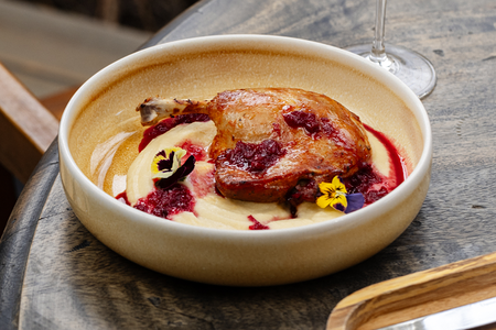 Утка с кремом из сельдерея и брусничным соусом