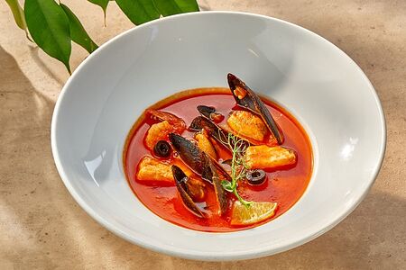 Острый тосканский томатный суп с морепродуктами