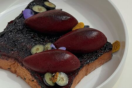 Френч-тост с муссом и сиропом из черники