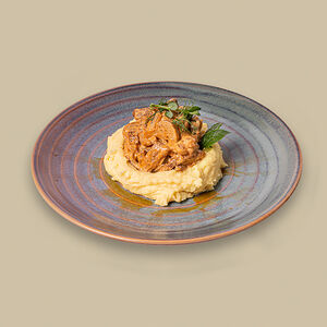 Бефстроганов с грибами и картофельным пюре