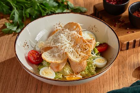 Салат Цезарь с курицей