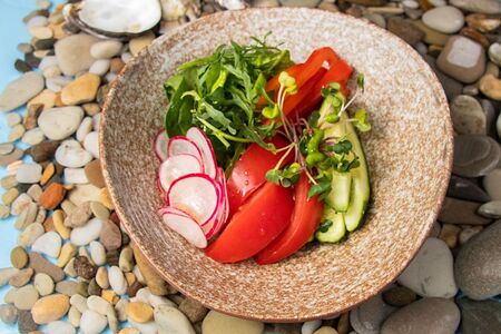 Тарелка свежих овощей