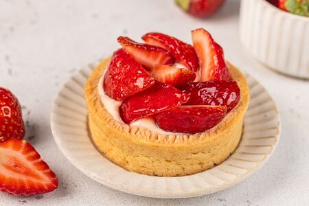 Мини-тарталетка с клубникой