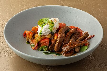 Салат с говядиной, рикоттой и жареными баклажанами