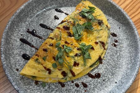 Омлет с сыром и зеленью