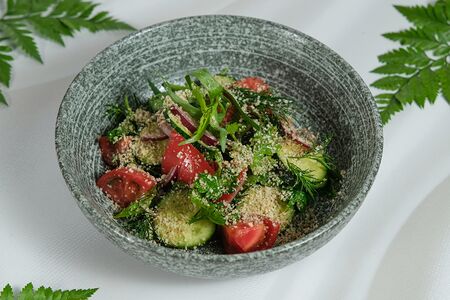 Салат из свежих овощей с орехами