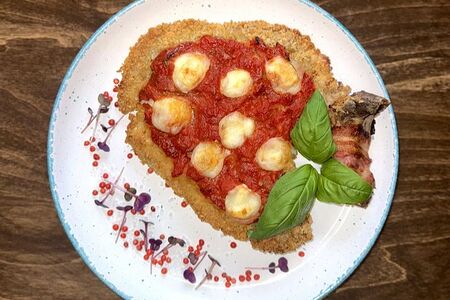 Шницель к пиву, запечённый с сыром и соусом из томатов