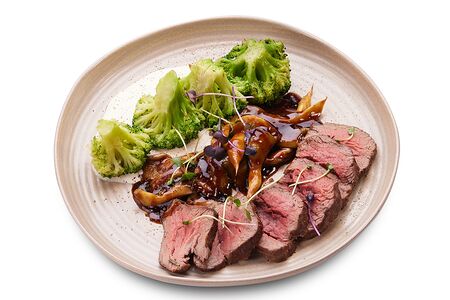 Говяжья вырезка с брокколи