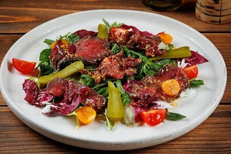 Салат с ростбифом