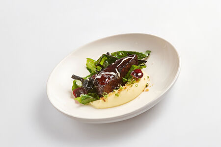 Томленая лопатка бычка с картофельным пюре и черными лисичками