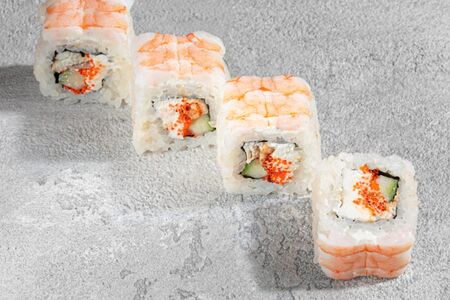 Ролл с креветкой