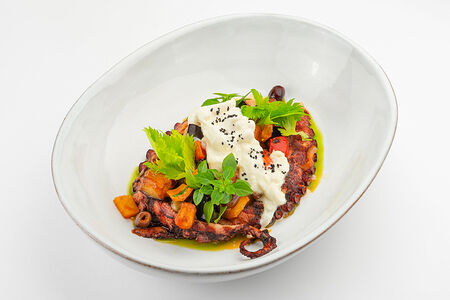 Осьминог на гриле с капонатой и страчателлой